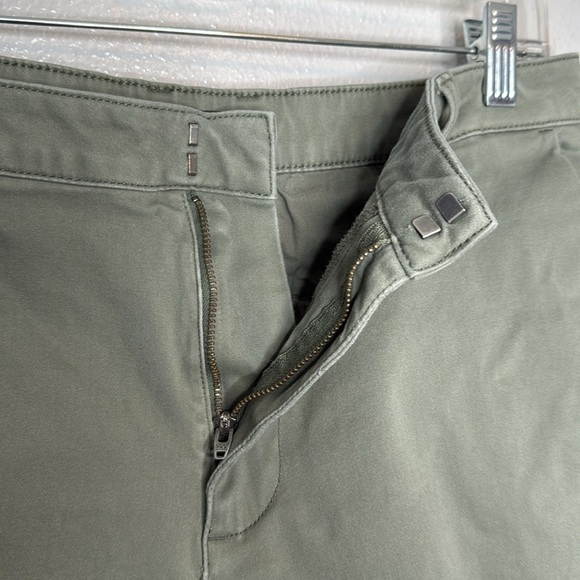 BANANA REPUBLIC Women's Green Shorts Size 10 - Picture 3 of 7